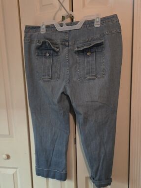 Women’s Light Blue Venezia Capris Jeans - Casual Pocket Detail